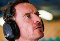 Michael Fassbender, de “X-Men”, sofre acidente com Porsche na França; veja vídeo