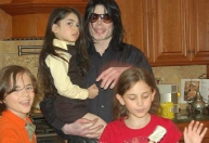 Filhos de Michael Jackson prestam homenagens nos 14 anos da morte do astro