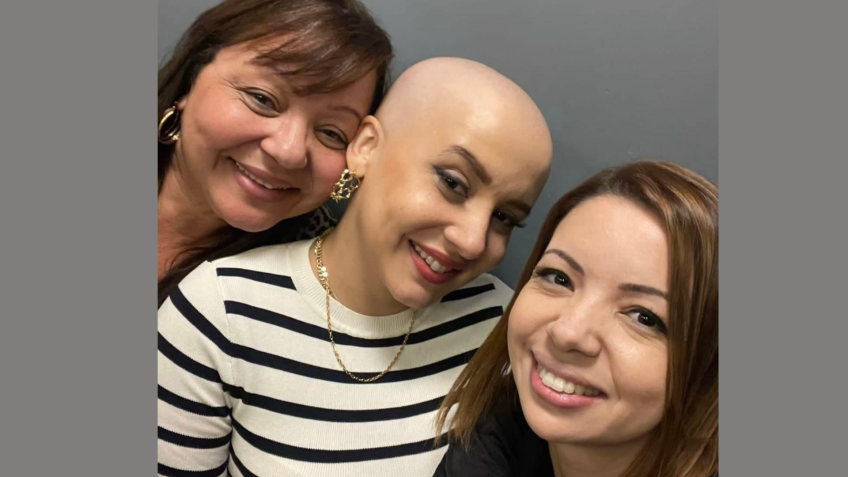 Iaraçã com sua mãe, Leny, e irmã, Jurema, no dia da celebração / Cortesia / Iaraçã Saldanha