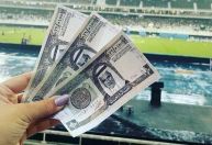 Torcida do Botafogo protesta contra Luís Castro com notas de dinheiro falso