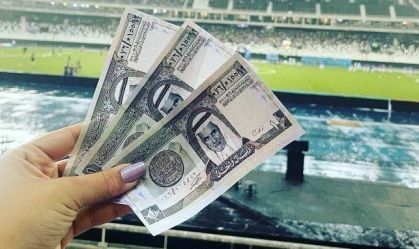 Torcida do Botafogo protesta contra Luís Castro com notas de dinheiro falso