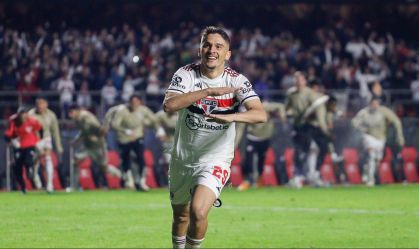 Pablo Maia comemora o pênalti decisivo que classificou o São Paulo