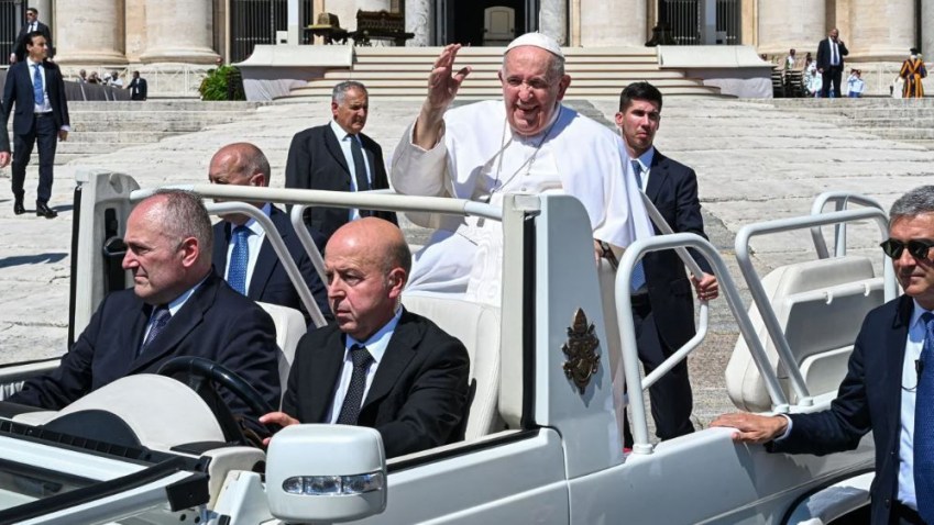 O Papa Francisco acena ao deixar sua audiência geral semanal em 7 de junho de 2023 na Praça de São Pedro. / Andreas Solaro/AFP/Getty Images