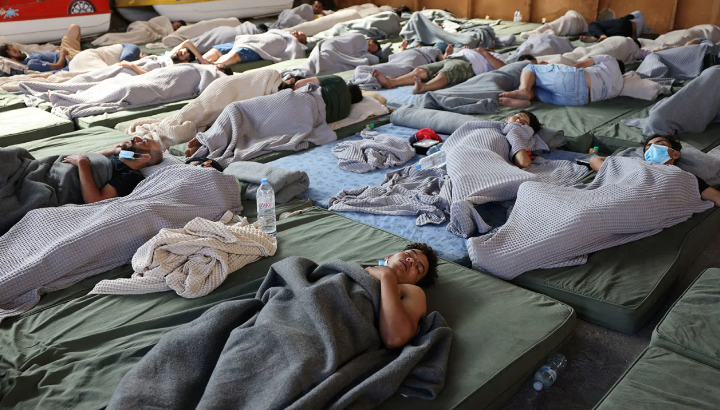 Migrantes descansam em um abrigo, após uma operação de resgate, depois que seu barco virou em mar aberto, em Kalamata, Grécia, em 14 de junho de 2023 / Stelios Misinas/Reuters