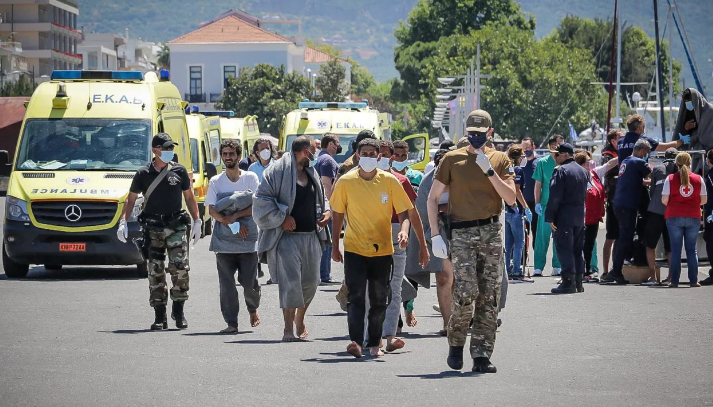 Migrantes chegam ao porto de Kalamata, após uma operação de resgate, depois que seu barco virou em mar aberto, em Kalamata, Grécia, em 14 de junho de 2023 / Eurokinissi/Reuters
