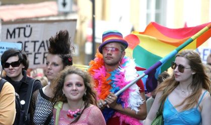 Estônia aprova casamento e adoção de criança entre pessoas do mesmo sexo