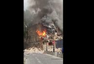 Explosão de gás causa incêndio em edifício no centro de Paris