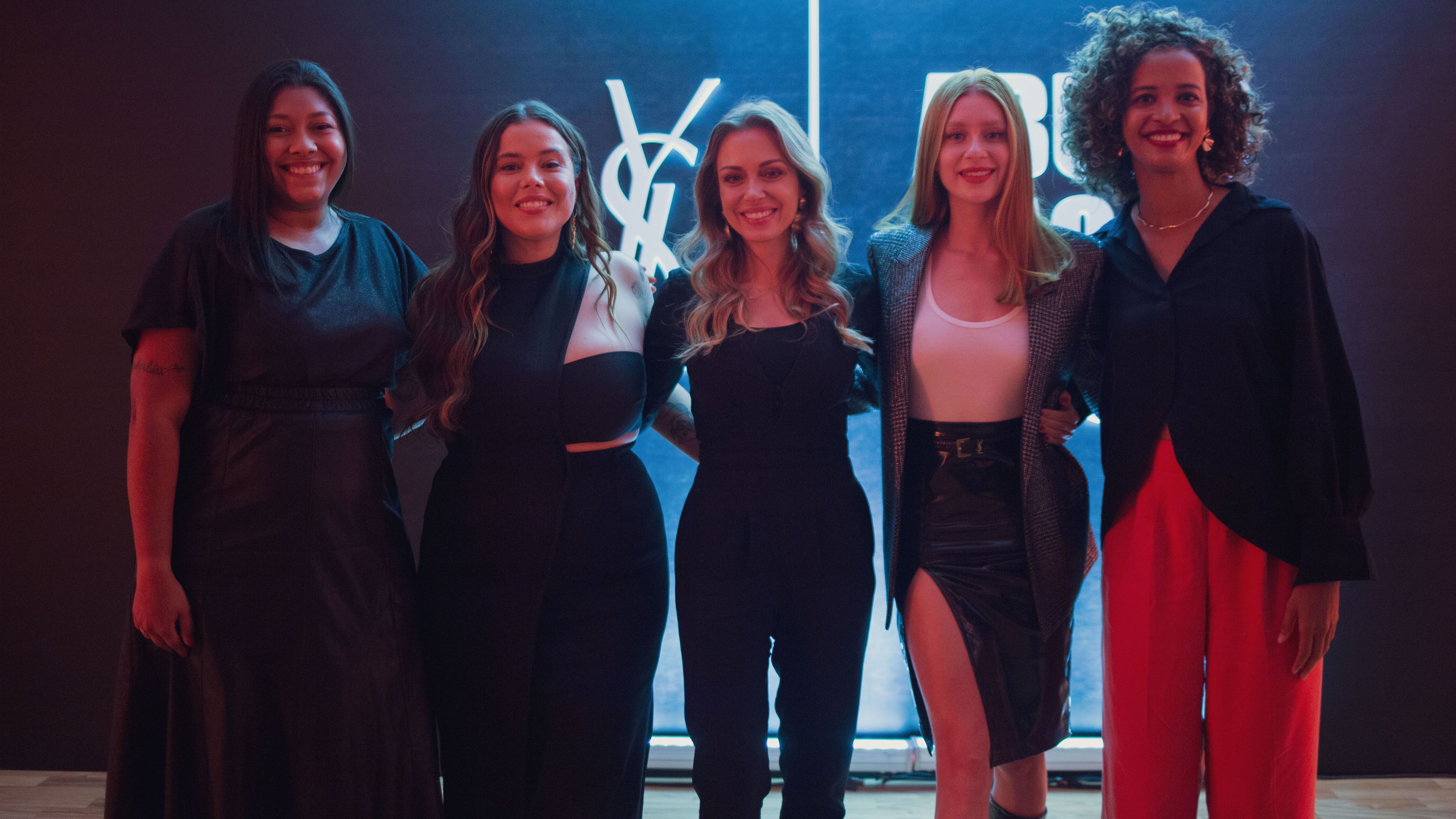 Da direita para esquerda Marilia Moreira, diretora do Instituto AzMina, Marina Ruy Barbosa, atriz, Sabrina Zanker, diretora geral de L'Oréal Luxo, Manuela Xavier, escritora e psicanalista, e Ada Rodrigues, psicóloga. / Petala Lopes / Divulgação