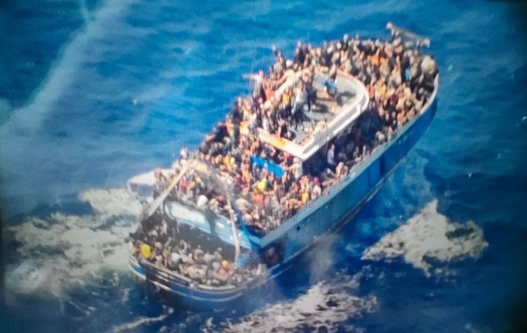 Imagem divulgada pela Guarda Costeira Grega mostra embarcação apinhada de gente / Guarda Costeira da Grécia/Handout/Anadolu Agency via Getty Images