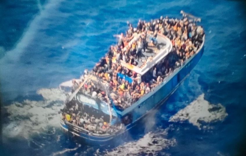 Imagem divulgada pela Guarda Costeira Grega mostra embarcação apinhada de gente / Guarda Costeira da Grécia/Handout/Anadolu Agency via Getty Images