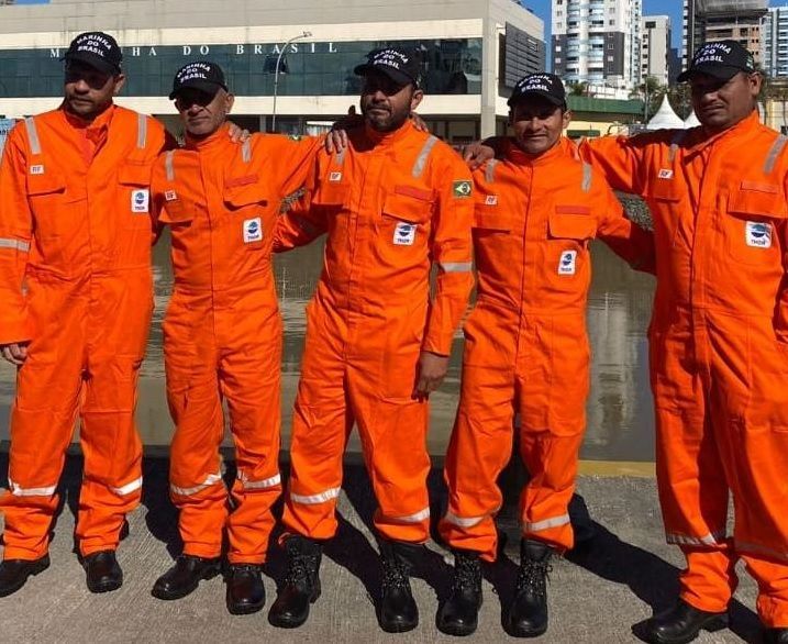 Cinco tripulantes foram encontrados, mas três ainda seguem desaparecidos / Marinha do Brasil