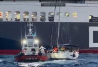 Equipes resgatam 96 imigrantes em um barco na costa da Itália