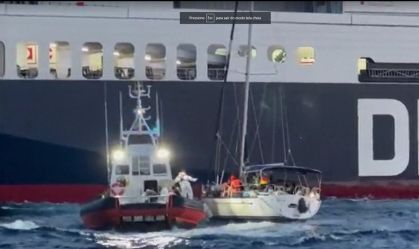 Equipes resgatam 96 imigrantes em um barco na costa da Itália