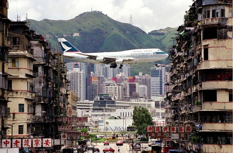 Avião pousando no Aeroporto Internacional Hong Kong Kai Tak