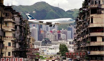 Avião pousando no Aeroporto Internacional Hong Kong Kai Tak