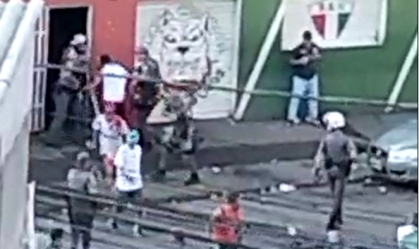 Policiais militares fazem abordagem truculenta e agridem pessoas na saída de um bar na Grande SP; veja