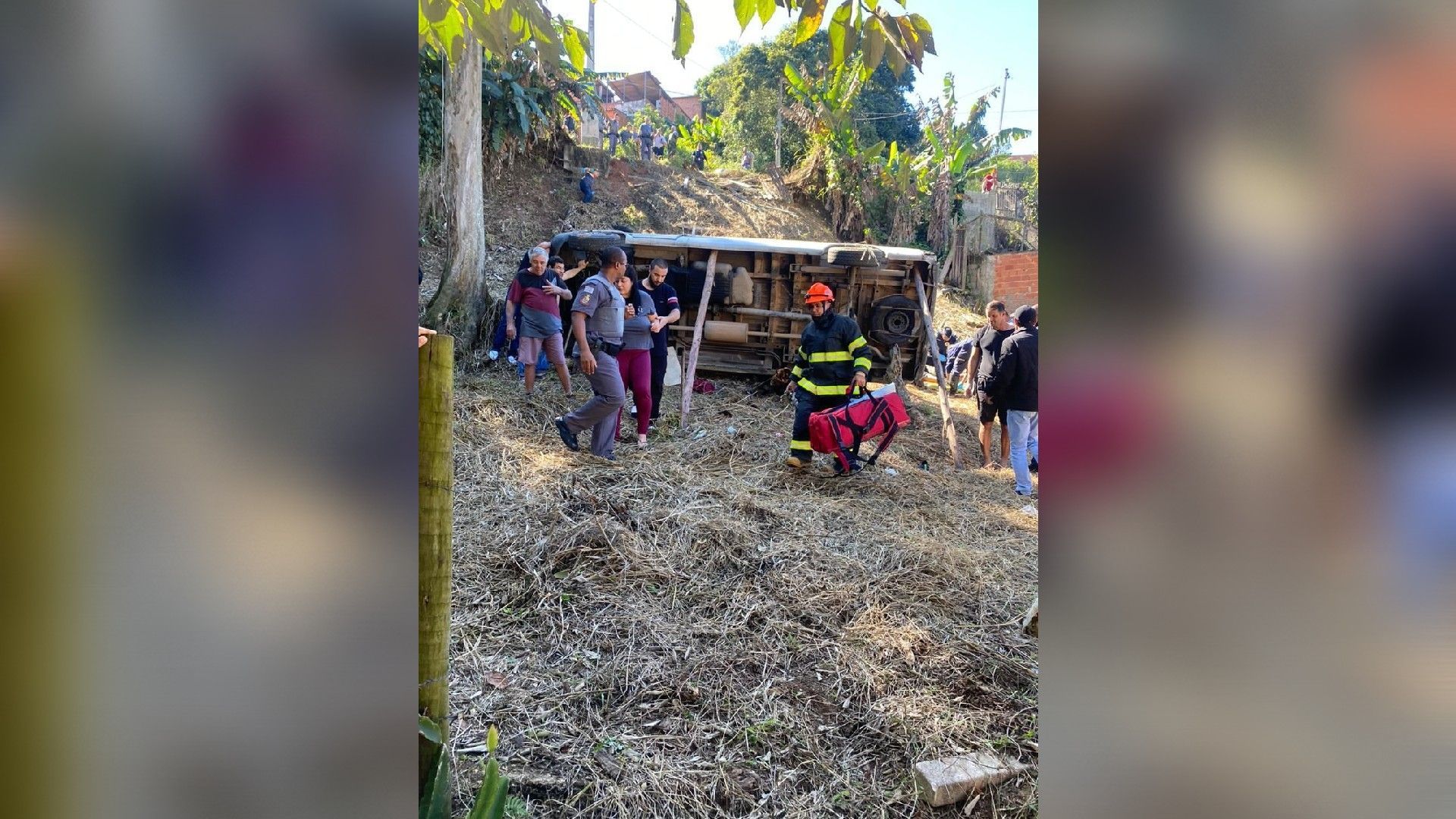 Van escolar com 20 crianças cai em barranco no interior de SP / Reprodução