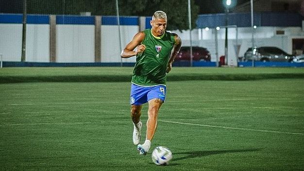 Richarlison em ação na sede do Fortaleza