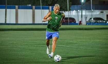 De férias no Ceará, Richarlison participa de "pelada" na sede do Fortaleza