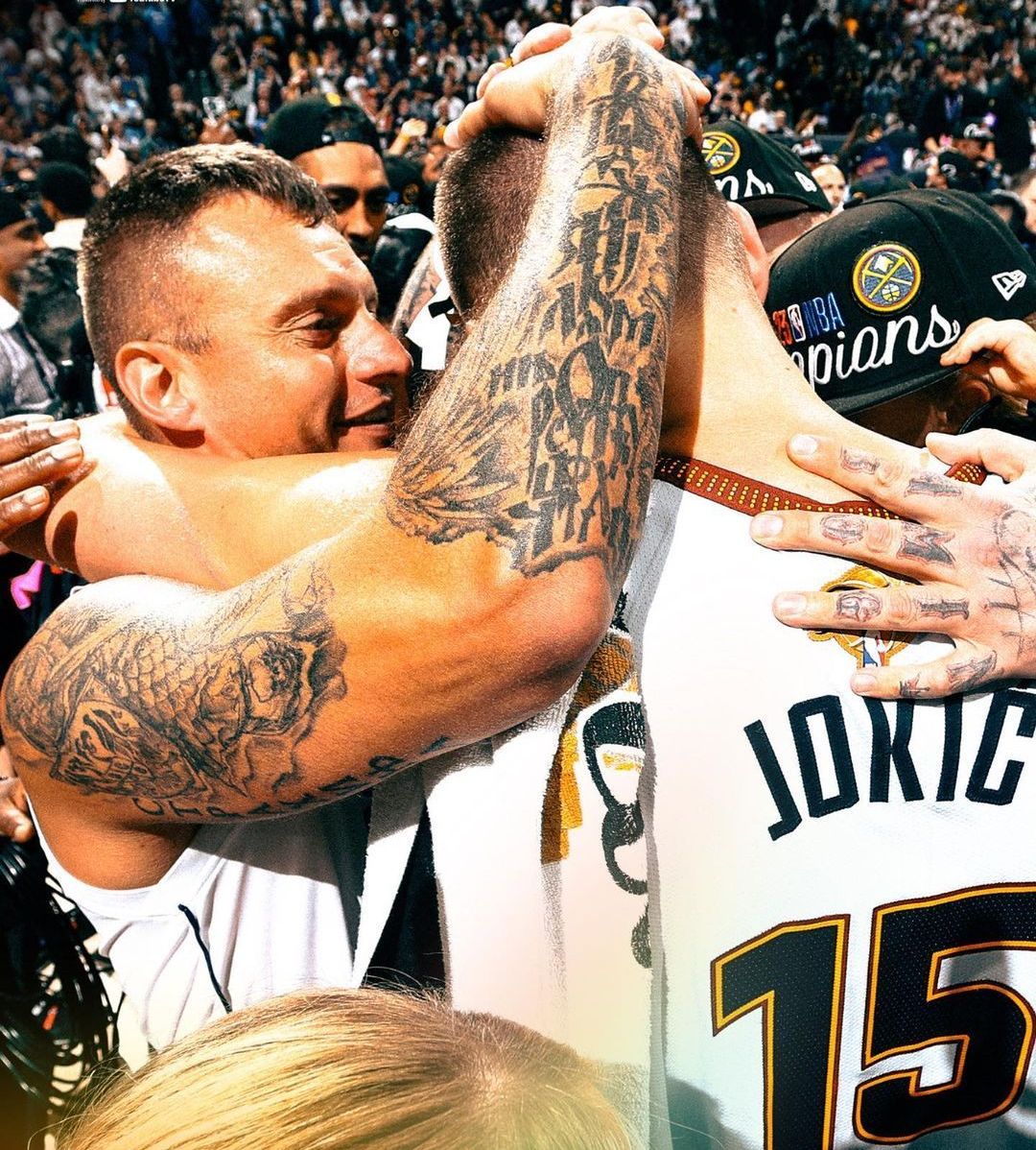 Jokic é abraçado por companheiros após vitória final sobre o Miami Heat / Reprodução/Instagram/NBA