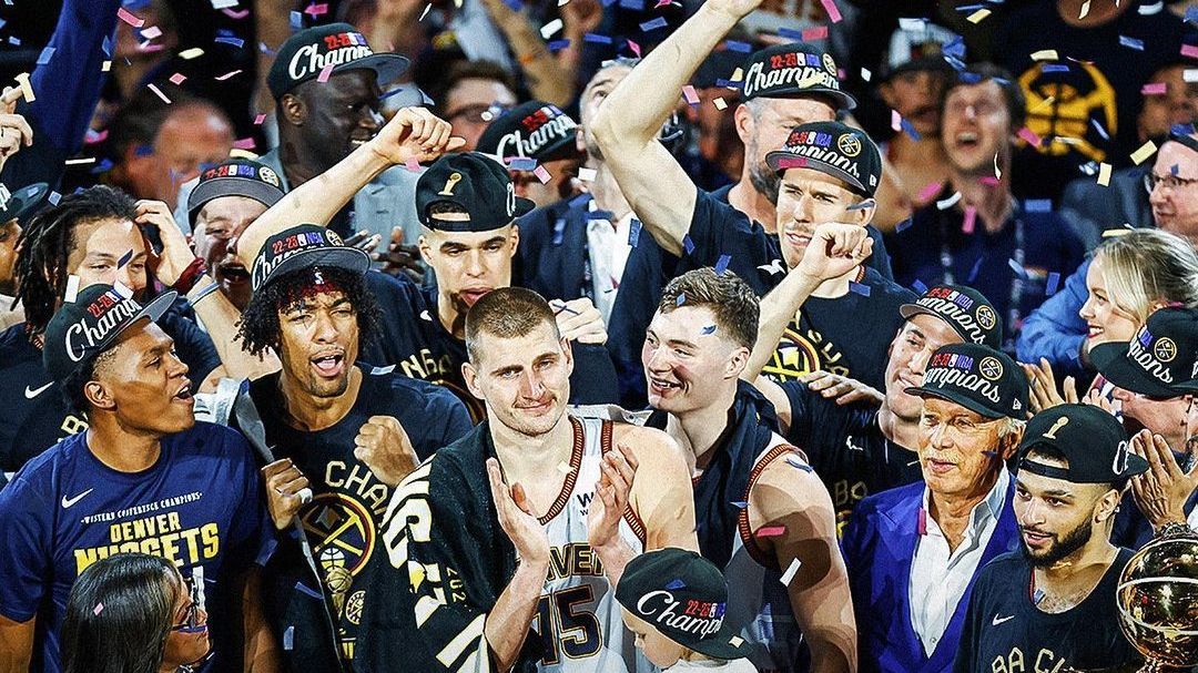 Jogadores do Nuggets levantaram o troféu em casa