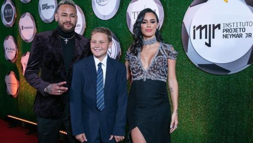 Neymar chegou ao leilão acompanhado de Bruna Biancardi e do filho Davi Lucca