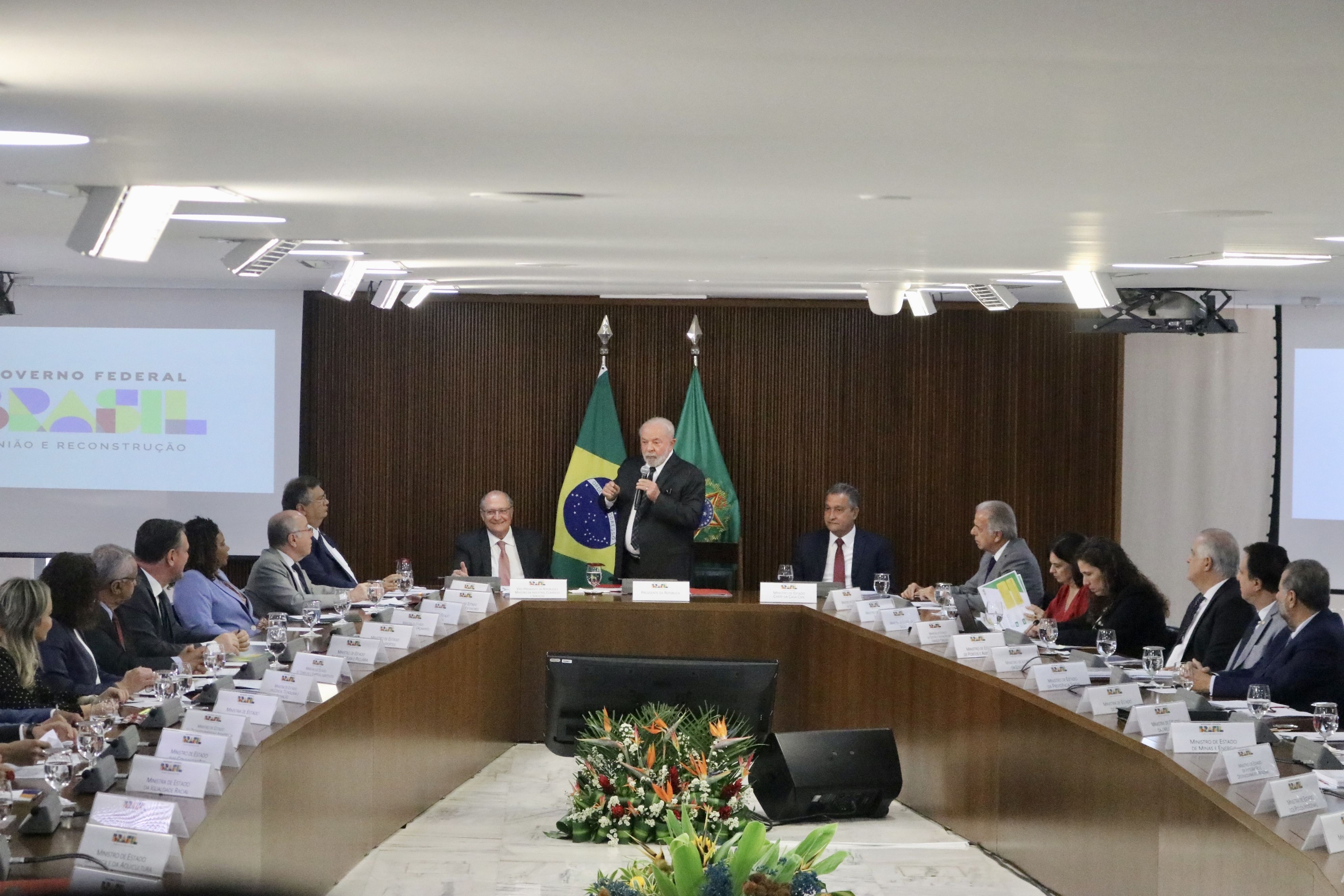 Presidente Lula discursa durante reunião ministerial no Planalto