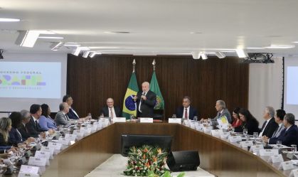 Presidente Lula discursa durante reunião ministerial no Planalto