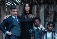 Família Ewbank-Gagliasso incorpora personagens de “Wandinha” para aniversário de Títi; veja vídeo