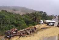 Acidente entre dois caminhões, ônibus e carro deixa dois mortos em MG