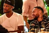 Ao lado de Butler, Neymar mostra habilidade no basquete antes de final da NBA; veja