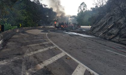 Motorista morre após caminhão de combustível pegar fogo na Serra de Petrópolis (RJ)