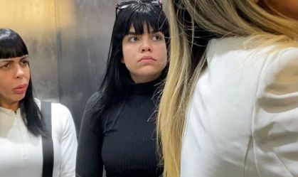 Influenciadoras que entregaram banana a crianças negras são julgadas hoje