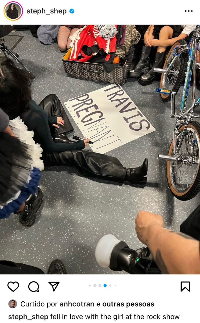 Kourtney Kardashian escrevendo cartaz/ Reprodução/Instagram