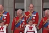 Rei Charles faz cócegas na princesa Charlotte e momento viraliza nas redes