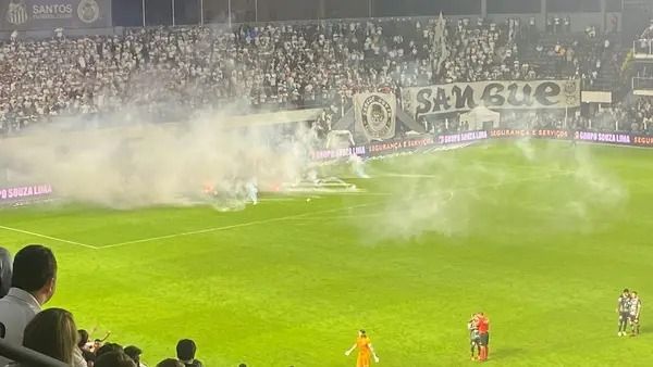 Fumaça no gramado da Vila Belmiro após torcida do Santos arremessar bombas / Luis Fabiani/Itatiaia