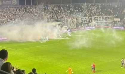 Fumaça no gramado da Vila Belmiro após torcida do Santos arremessar bombas