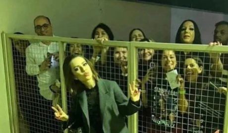 Sandy com fãs
