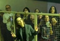 Sandy é criticada nas redes após aparecer em fotos com fãs separada por uma grade