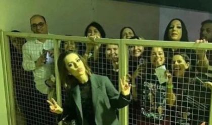 Sandy com fãs