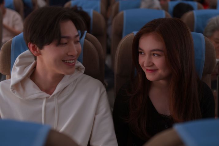 Sang Heon Lee como Min Ho e Anna Cathcart como Kitty Song Covey em "Com Carinho, Kitty". / Netflix