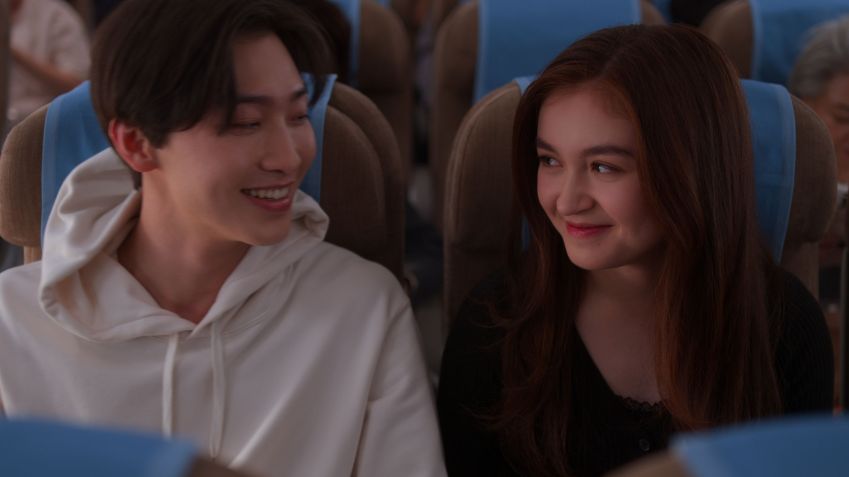 Sang Heon Lee como Min Ho e Anna Cathcart como Kitty Song Covey em "Com Carinho, Kitty". / Netflix