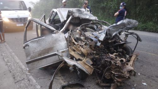 Veículo ficou completamente destruído após bater de frente com um ônibus no sul da Bahia