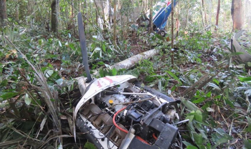 Impacto contra as árvores provocou a separação do motor e da hélice da estrutura da aeronave, segundo o laudo / Dirección Técnica de Investigación de Accidentes