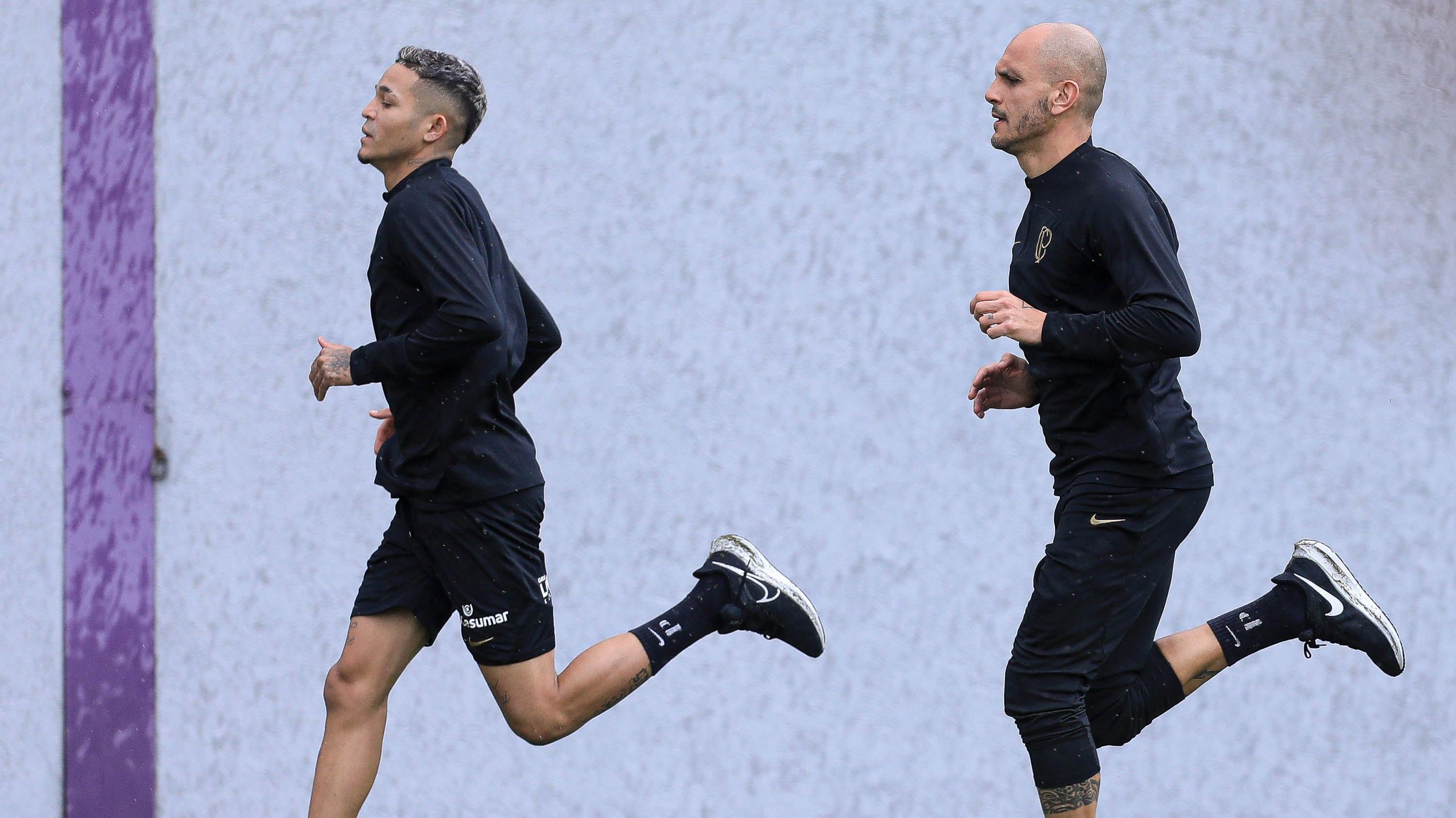 Adson e Fábio Santos treinam no Corinthians na manhã desta terça-feira (13)