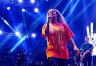 Alanis Morissette volta ao Brasil para show único em SP; veja preços e como comprar