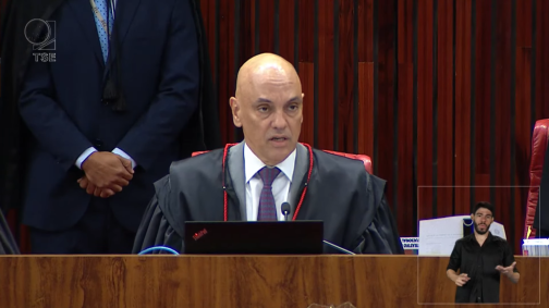 Moraes abre sessão do TSE que retoma julgamento de Bolsonaro