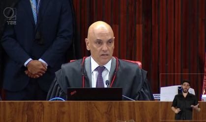Moraes abre sessão do TSE que retoma julgamento de Bolsonaro