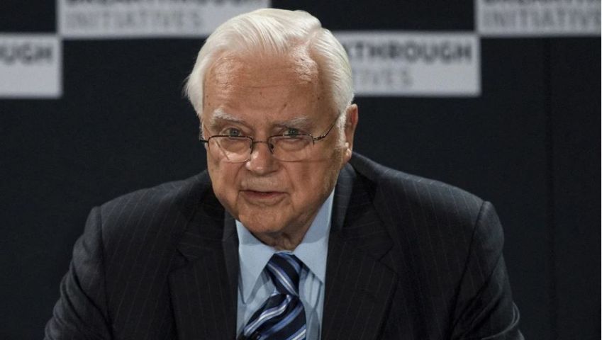 O astrofísico norte-americano Frank Drake estava entre os curadores originais do SETI. Ele compôs uma mensagem de rádio interestelar que foi enviada em 1974. / Neil Hall/Reuters