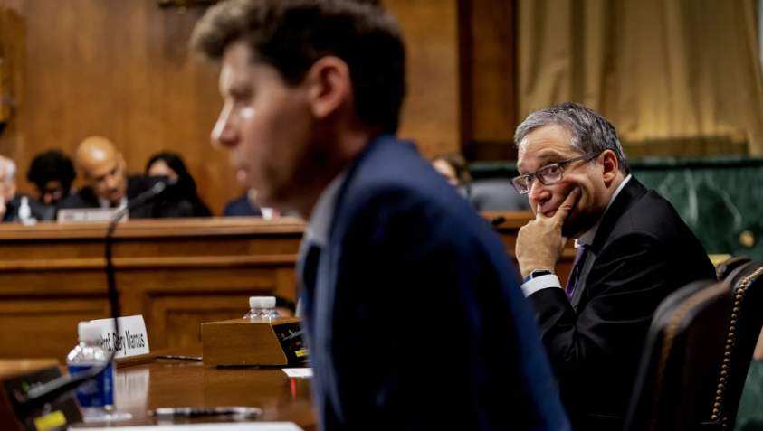 Gary Marcus, professor emérito da Universidade de Nova York, à direita, ouve Sam Altman, diretor executivo e cofundador da OpenAI, falar durante uma audiência do Subcomitê Judiciário do Senado em Washington, DC, EUA, na terça-feira, 16 de maio de 2023. Congresso está debatendo o potencial e as armadilhas da inteligência artificial à medida que produtos como o ChatGPT levantam questões sobre o futuro das indústrias criativas e a capacidade de distinguir fatos de ficção. / Eric Lee/Bloomberg/Getty Images
